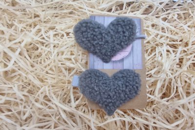 Szürke szives hajcsat és hajgumi