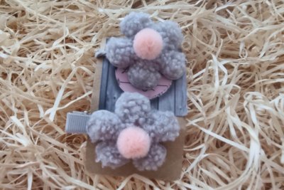 Szürke virágos hajcsat és hajgumi