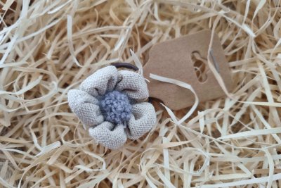 Bézs -szürke virágos hajgumi