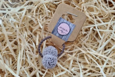 Szürke pompon hajgumi