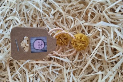 Sárga pompon hajgumi