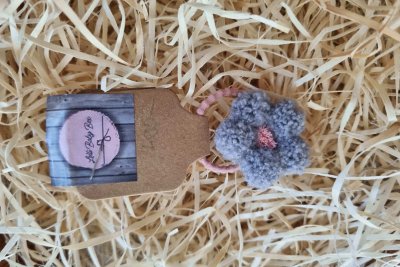 Szürke virágos hajgumi