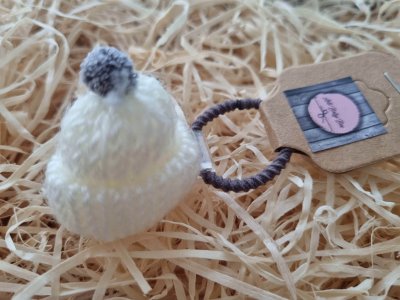 Bézs -szürke sapka hajgumi