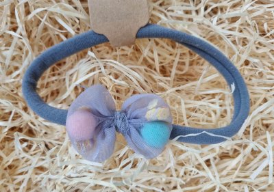 Szürke színű pánt masnival 