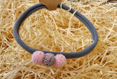 Szürke hajpánt rózsaszín pom pomokkal 