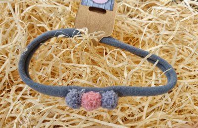 Szürke színű hajpánt rózsaszín és szürke pompommal 