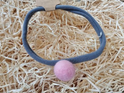 Szürke hajpánt púder pompommal 